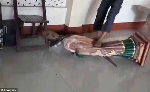 Videolajm/ISIS shkatërron një Kishë Katolike në Filipine. Presidenti Duerte: Vritini të gjithë, urdhri im është t'ju vrasin