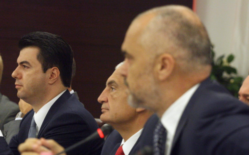 Rrumpalla mes rilindjes dhe republikës së re