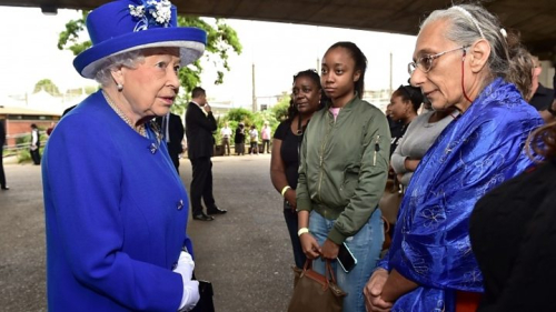 Mbretëresha Elisabeth viziton të mbijetuarit nga zjarri në kullën Grenfell në Londër