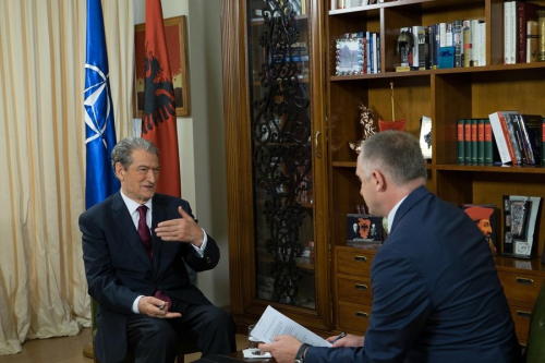 Berisha hap rrugën për Lulzim Bashën. Mbron ndryshimet kushtetuese të 2008-ës “për një president me më pak kompetenca”
