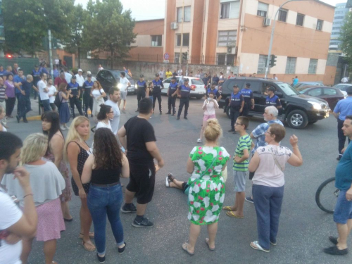 Banorë të zonës së ish-Parkut përplasen me policinë. Protesta kundër ndërtimit të pallateve