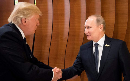 Shtrëngim historik duarsh mes Trump e Putin (Video)