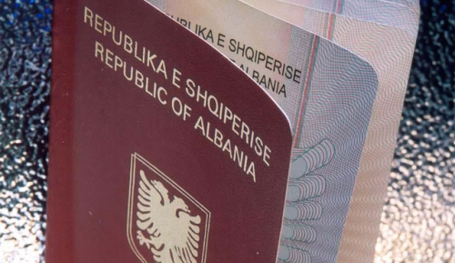 Një spektakël politik që nuk i shton asgjë dinjitetit