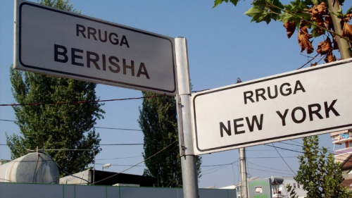 Mziu: Më mirë emra personalitetesh të shquara ndërkombëtare për rrugët, sesa emra të dëshmorëve të rremë