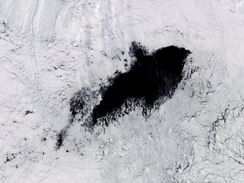 Antarktidë, krijohet një vrimë 80 000km2 në akull
