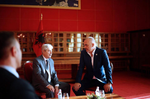 Tallje dhe dështime diplomatike për shqiptarët dhe Shqipërinë