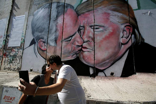 Grafiti që ironizon presidentin amerikan Donald Trump dhe kryeministrin izraelit Benjamin Netanjahu në murin e Bregut Perëndimor është kthyer në atraksion turistik