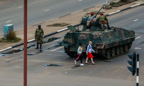 Ushtria izolon Mugaben në Zimbabve: Nuk është marrje pushteti, por vetëm goditje e elementëve kriminalë