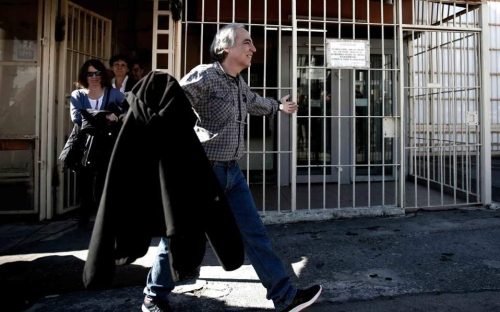 Dimitris Koufodinas, anëtari i organizatës "17 nëntori" duke dalë nga burgu i Korydalos