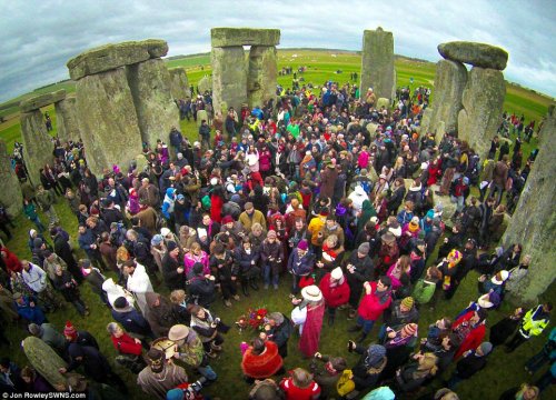 Paganët festojnë Solsticin dimëror në Stonhenge