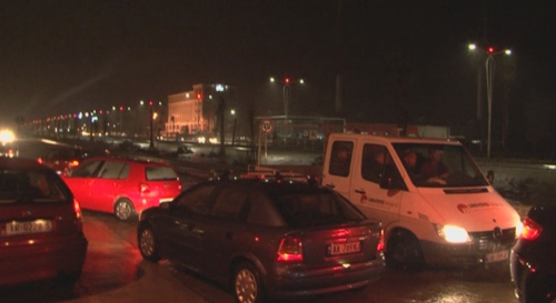 Bllokimi në autostradë, shoferët denoncojnë ushtrinë (Video)