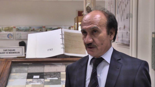 Akademiku turk: Noe foli në celular me djalin e tij