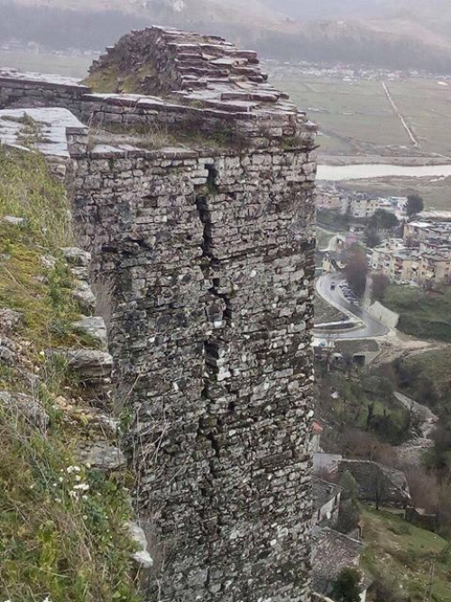 Apel Ministrisë së Kulturës: Mbroni kalanë e Gjirokastrës