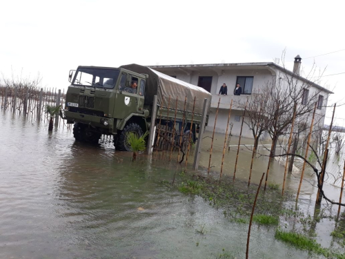 Bie ndjeshmëria e qeverisë për të përmbyturit në Shkodër