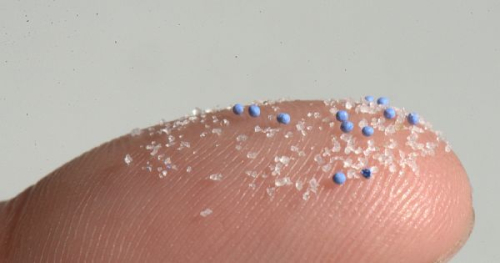 90% e ujit të ambalazhuar me mikroplastikë, OBSH rishikon rreziqet
