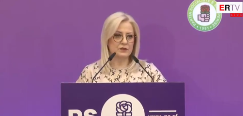 Turpi i Asamblesë së PS-së: Diskutohet për një orë ideja e ministres së Arsimit për të futur në programet shkollore këngët partizane