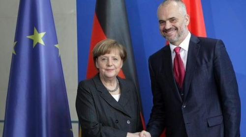 Buzëqeshje protokollare dhe parakushte për negociatat