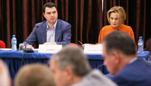 Opozitë që legjitimon pushtetin