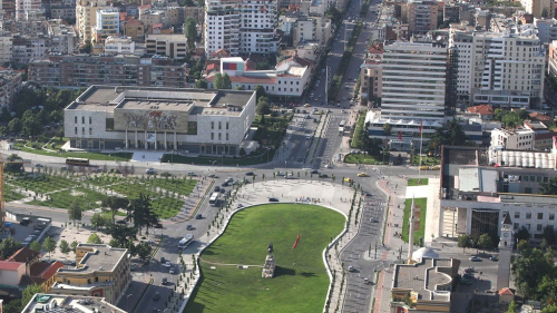 Nuk është vetëm Teatri Kombëtar. Në Tiranë funksionon Ribërja, jo Rilindja Urbane
