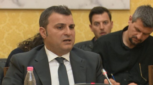Luftë me lekun për të “shpëtuar” euron