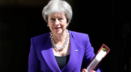 Tri dorëheqje në kabinetin e Meit, Britania në krizë politike