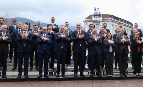 Ça muhabeti është ky o Baton?