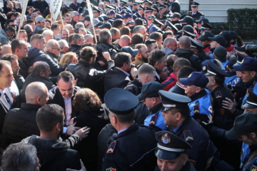 Avokati i Popullit: Hetim për tejkalim kompetencash nga Policia gjatë protestës