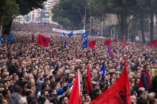 As dy, apo tri polare. Shqipëria është e ndarë në dy kampe