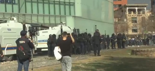 Video/Protestë e tensionuar para Parlamentit