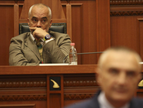 Ftesat dhe presionet hileqare për Presidentin e Republikës