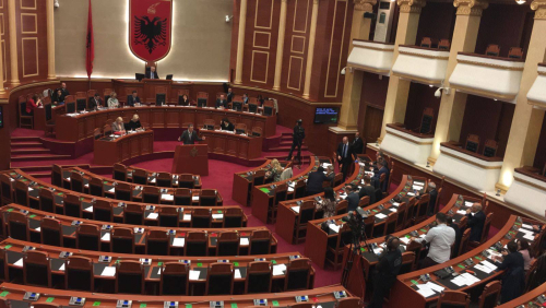 Sforcimi për ta trajtuar krizën si çështje imazhi