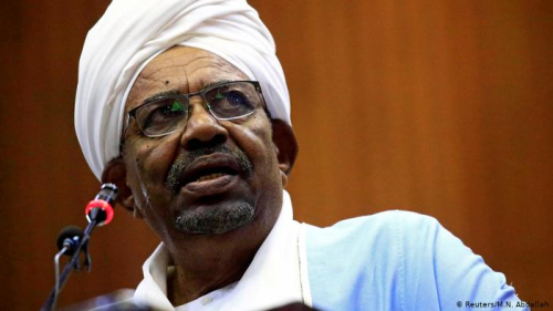Sudan/Në pushtet që nga viti 1989, ushtria rrëzon dhe arreston presidentin Omar al-Bashir