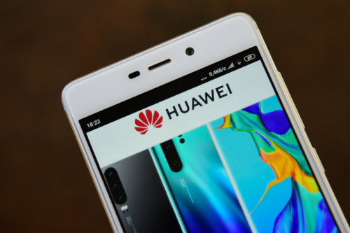Luftë globale kinezes Huawei. Google i bllokon shërbimet