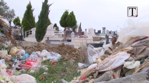 Reklama për të gjallët dhe "qytetarët", plehrat për të vdekurit dhe katundarët