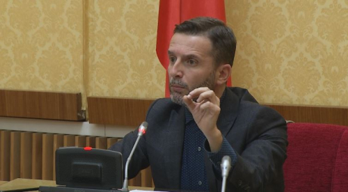 Qeveria distancohet nga zgjedhjet vetëm në orarin zyrtar