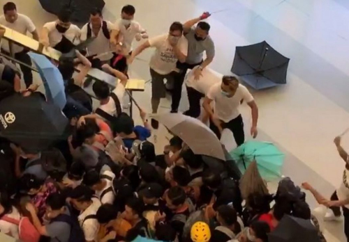 Video/Hong-Kong, sulm mbi protestuesit antiqeveritarë nga agresorë të maskuar
