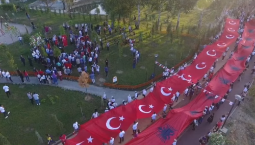 Në Tiranë ngrihet memoriali për të vrarët e grushtit të shtetit në Turqi
