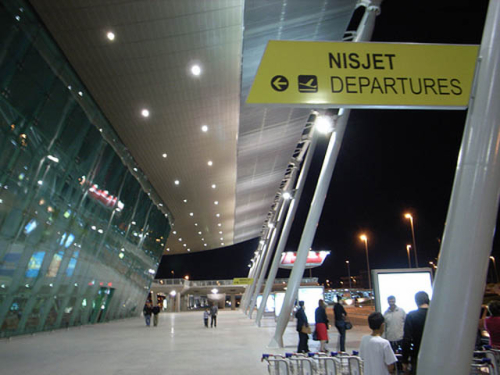 Çudia shqiptare/Pasagjerët që kalojnë nga Rinasi do paguajnë për autobuzin që i çon në terminal