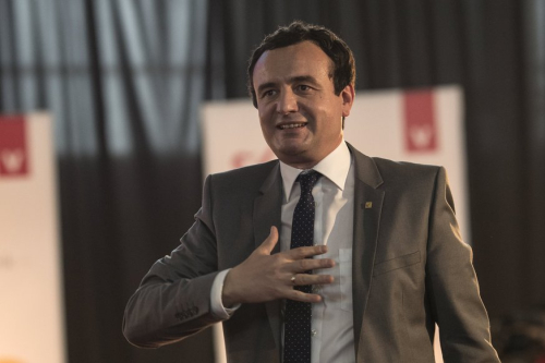 Albin Kurti ndërron kostum: Heqim taksën, reciprocitet me Serbinë. Referendumi për bashkimin është larg