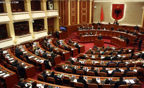 Kush harxhon para dhe energji për të dizinformuar për më të diskredituarit e Europës?