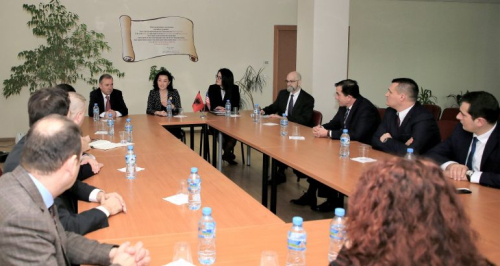 30 vjet partnerë strategjikë me Amerikën dhe mbetemi një rrangallë demokratike