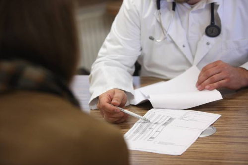 Pandemia po i mëson Europës rolin e pazëvendësueshëm të mjekëve të huaj