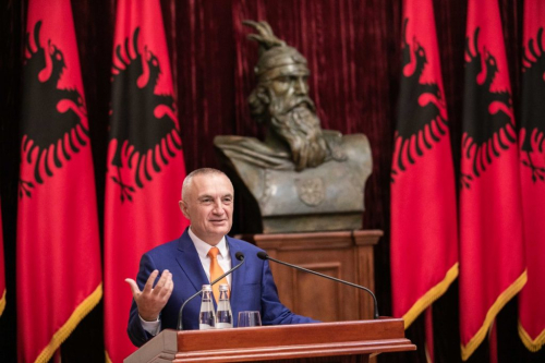 Presidenti e lexon historinë në faqet që i pëlqejnë