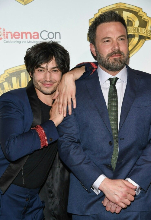 Ben Affleck, Ezra Miller dhe Michael Keaton bashkohen te Batman