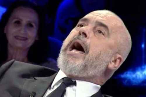 Vetëzbulimi si kryeheroi i “Kështjellës”