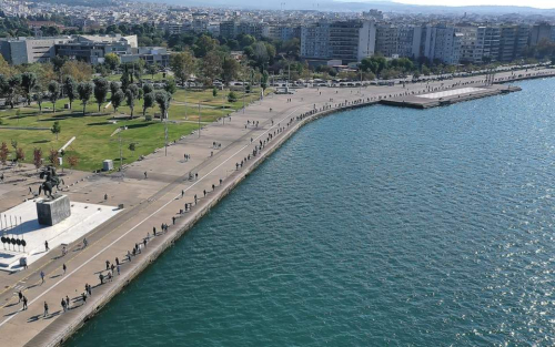 FOTO-LAJM/ Në radhë për t’u testuar për Covid-19