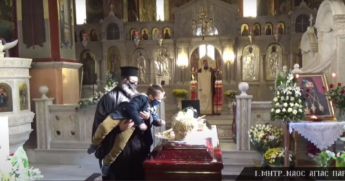 Video/Greqi, prifti ndihmon fëmijën të puthë trupin e peshkopit të vdekur nga CoVid-19!!!
