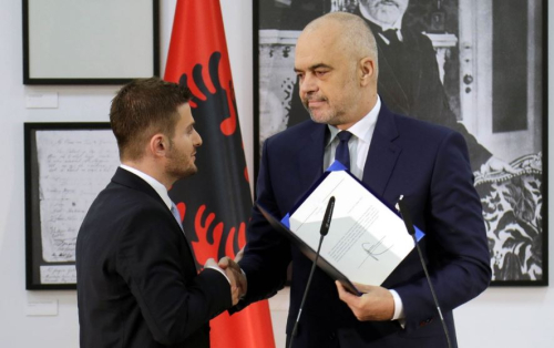 Qeveria e karagjozëve ndryshon sërish vendimin për pasaportat diplomatike dhe të shërbimit