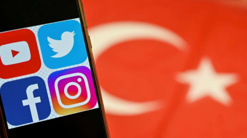 Facebook dorëzohet, do t'i bindet ligjit të ri të Turqisë