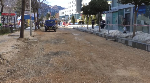 Shqipëri hesapi/Bashkia Pogradec kërkon ustallarë për firmën që ka fituar tenderin e rrugës!!!